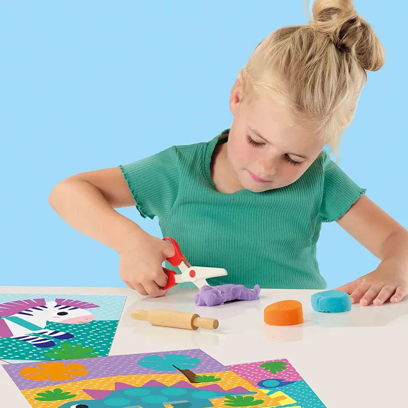Couper les formes de pâte a modeler - 36m+-3