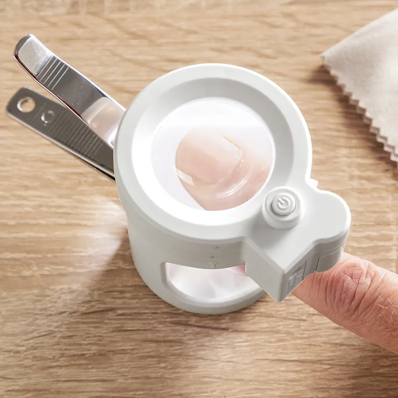 Coupe-ongles avec lumière LED, Loupe & Lime - 10,5x8,2x5,6-1